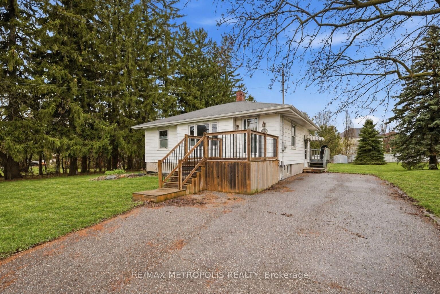 Property Photo:  148 Winchester Road E  ON L1M 1X2 