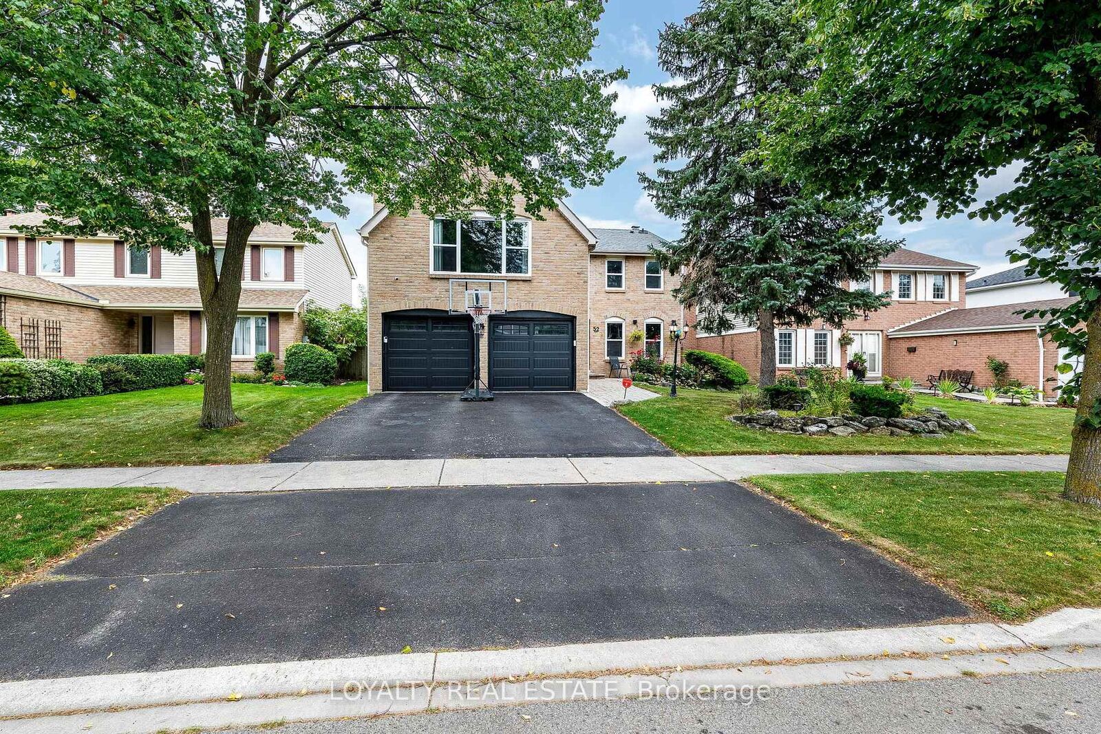 Property Photo:  52 Newcastle Crescent  ON L6S 3Y8 