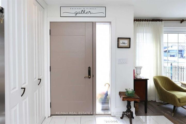 Property Photo:  814 Eaglemount Crescent  ON L5C 1N9 
