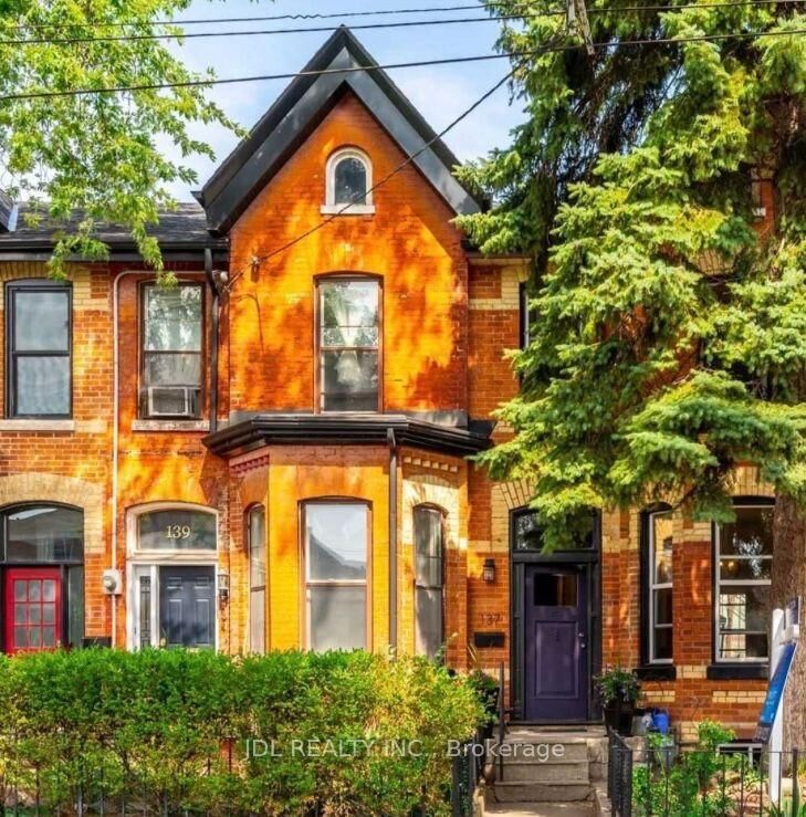 Property Photo:  137 Denison Ave Avenue One Bedroom 2nd Floor  ON M5T 2N2 