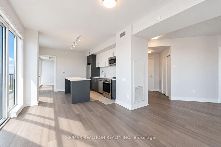 Property Photo:  2525 Bathurst Street 1205  ON M6B 2Y9 