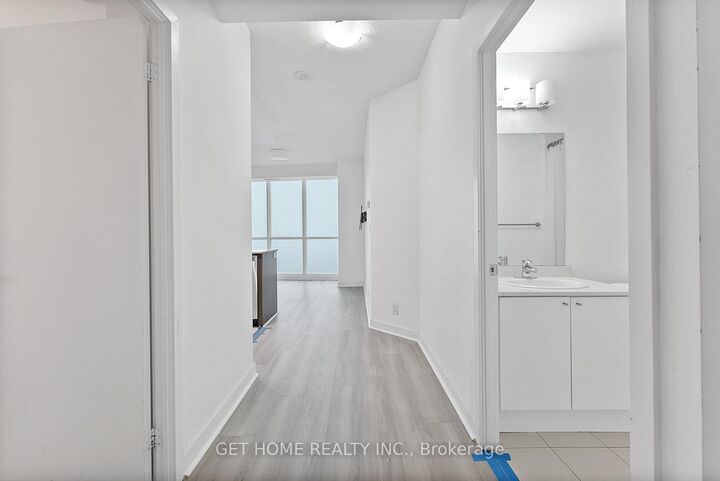 Property Photo:  3985 Grand Park Drive 2005  ON L5B 0H8 