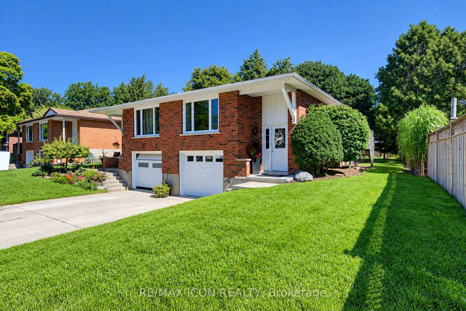 Property Photo: 31 Grosbeak Road ON N3B 1V8