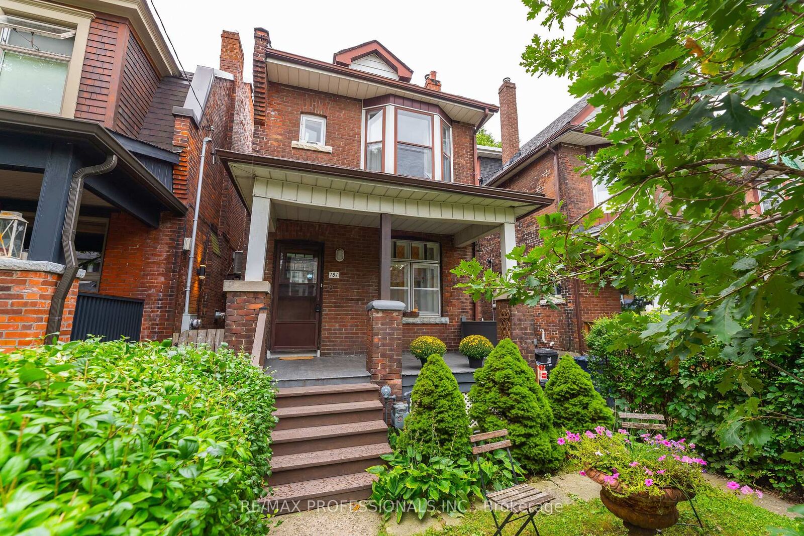 Property Photo:  181 Garden Avenue  ON M6R 1H8 