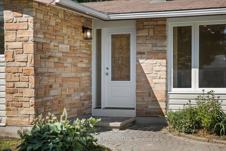 Property Photo:  104 Queensline Drive  ON K2H 7J5 