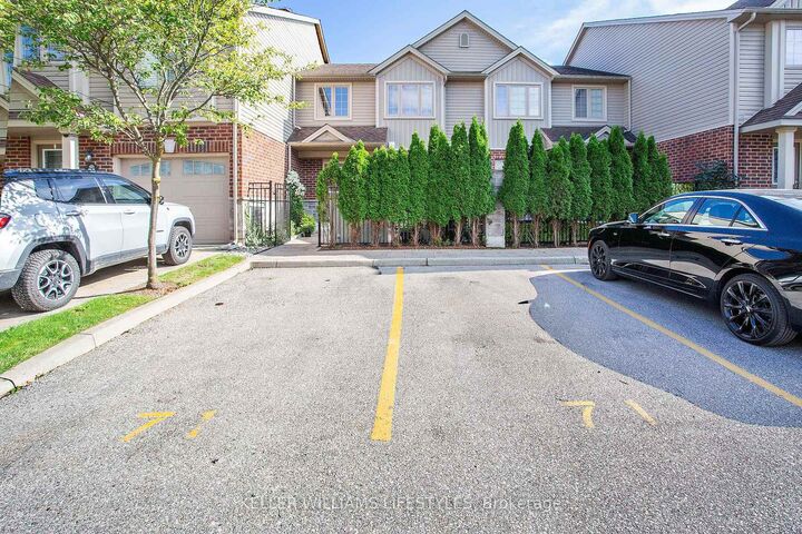 Property Photo: 1061 Eagletrace Drive 71 ON N6G 0T3