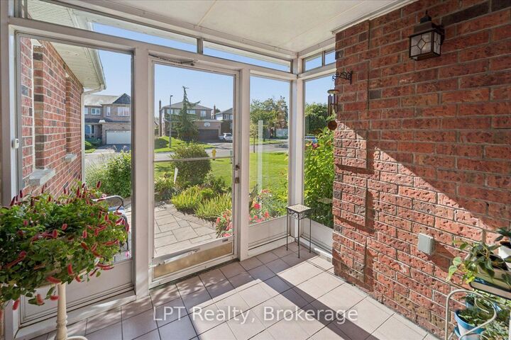 Property Photo:  22 Ennisclare Place  ON L1R 1R9 