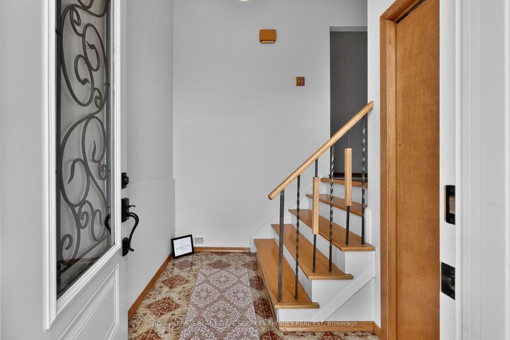 Property Photo:  1633 Warren Drive  ON L4W 2X1 