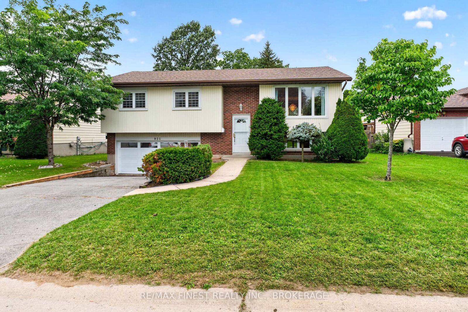 Property Photo:  925 Kenshaw Street  ON K7P 1L8 