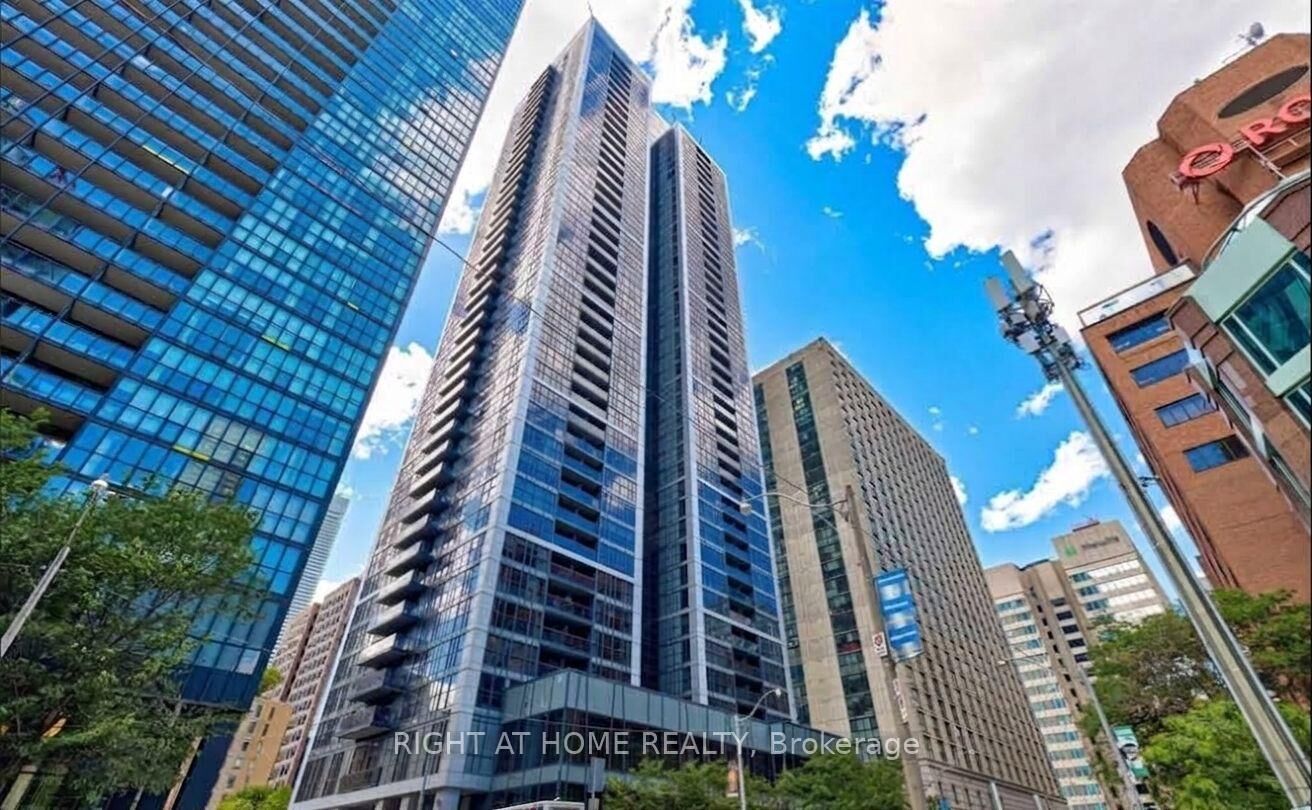 Property Photo:  28 Ted Rogers Way 3211  ON M4Y 2J4 