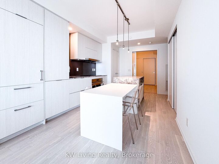 Property Photo:  1 Bloor Street E 6107  ON M4W 0A8 