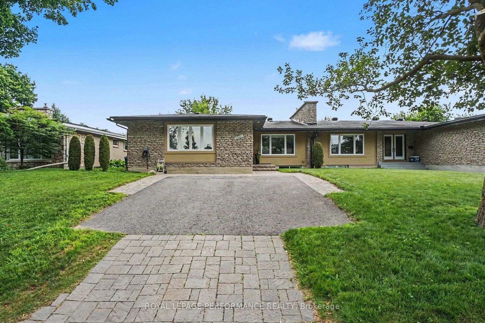 Property Photo:  2061 Cabot Street  ON K1H 6J7 