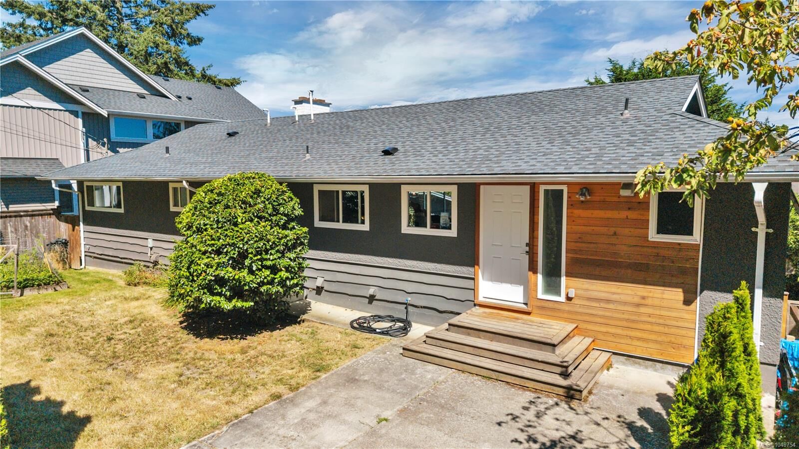Property Photo:  5620 Hammond Bay Rd  BC V9T 5N2 