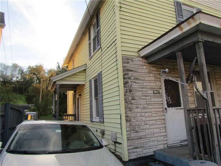 Property Photo: 622-624 Kingview Rd PA 15683