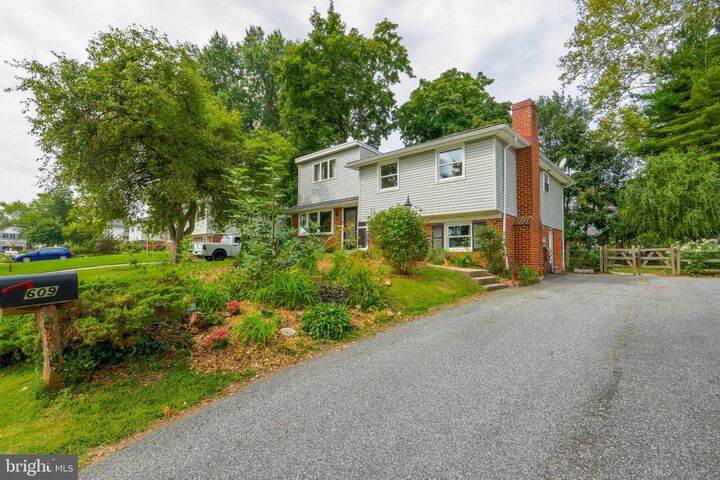 Property Photo: 609 School Lane PA 19086