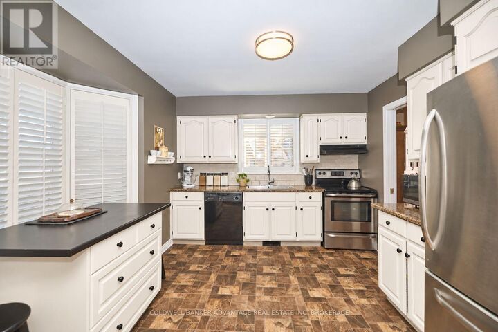 Photo de la propriété:  28 Dixon Crescent  ON L3C 6P4 