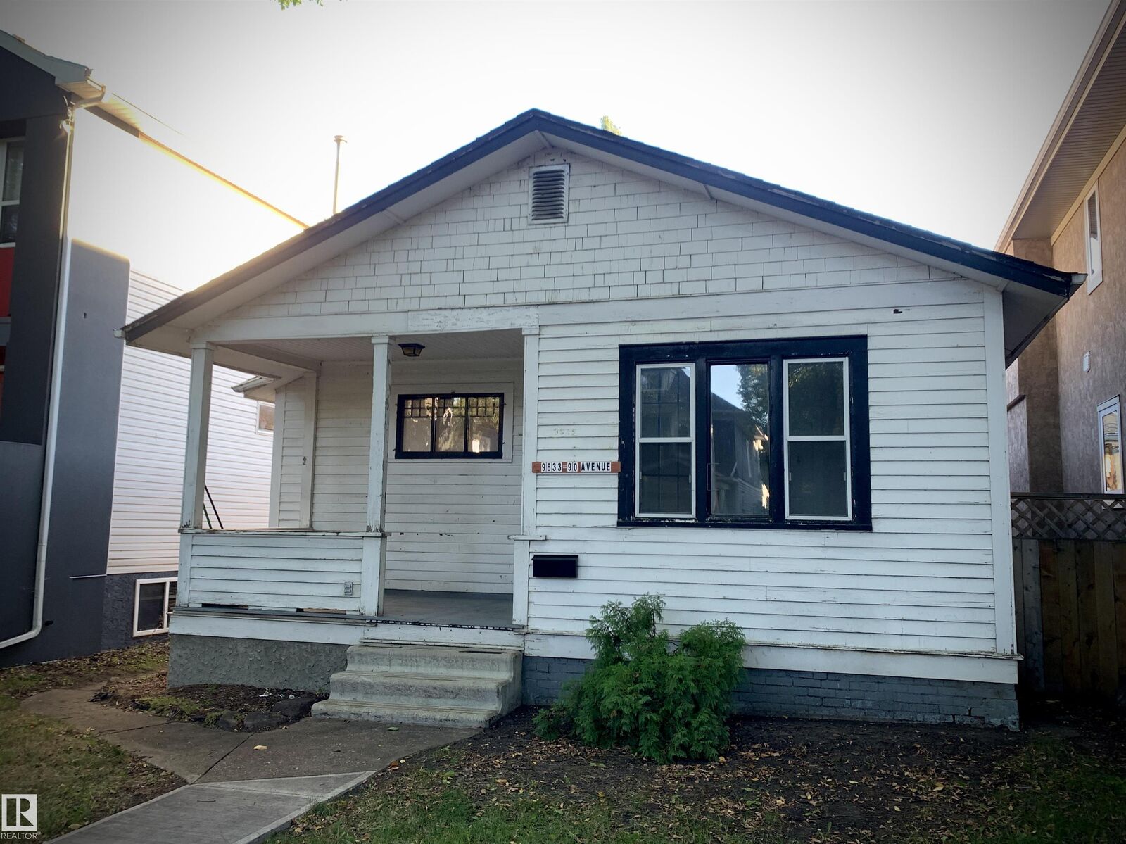 Property Photo:  9833 90 Avenue NW  AB T6E 2T2 