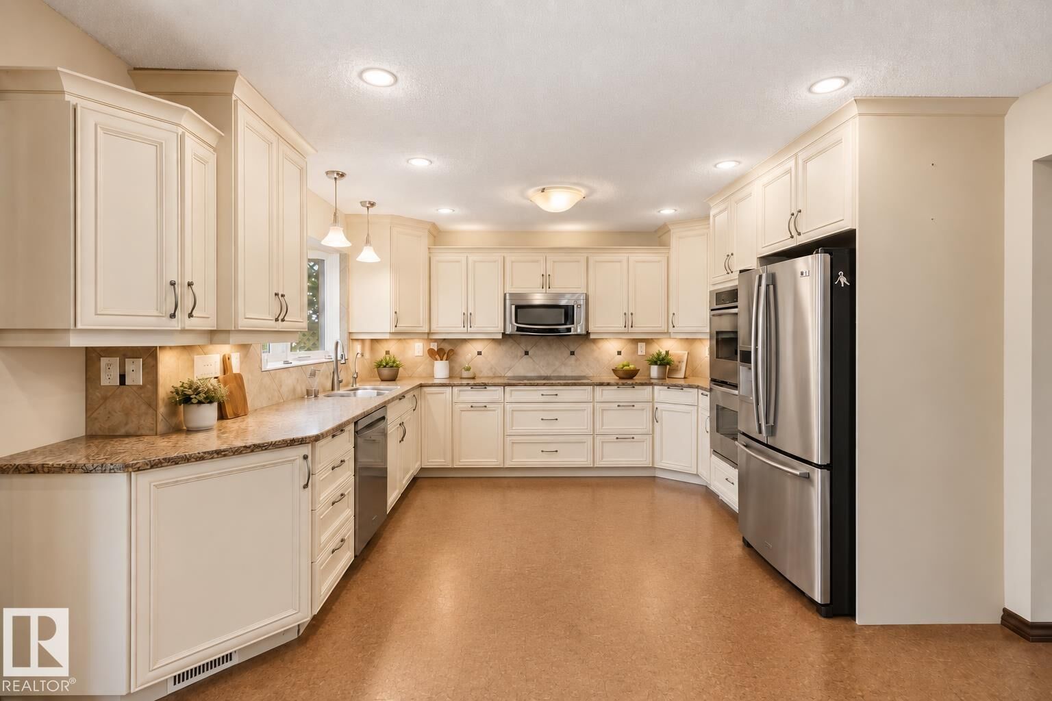 Property Photo:  1006 Lueders Crescent  AB T8A 1A9 