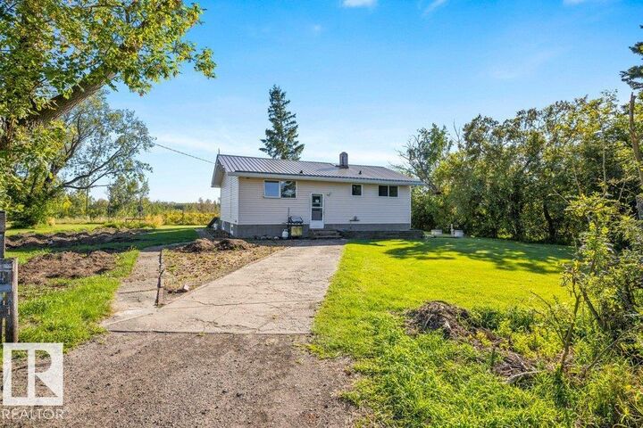 Property Photo:  58231 Rge Rd 222  AB T0A 2V0 