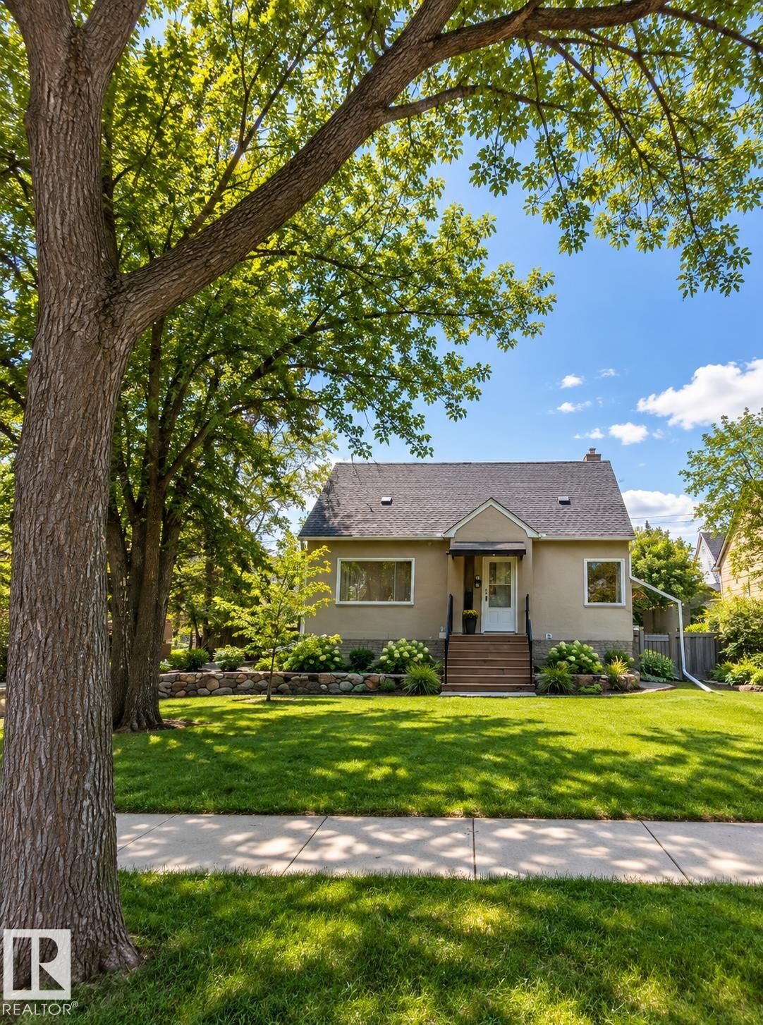 Property Photo:  6542 112A Street NW  AB T6H 4R3 