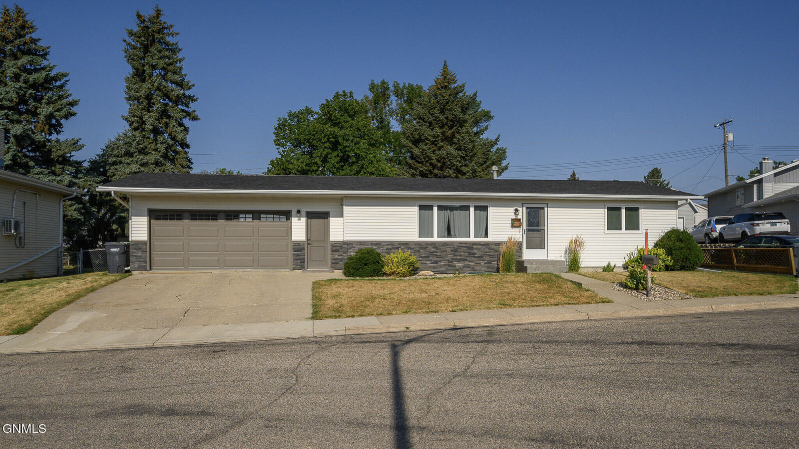 Property Photo:  1713 5th Avenue NW  ND 58554 