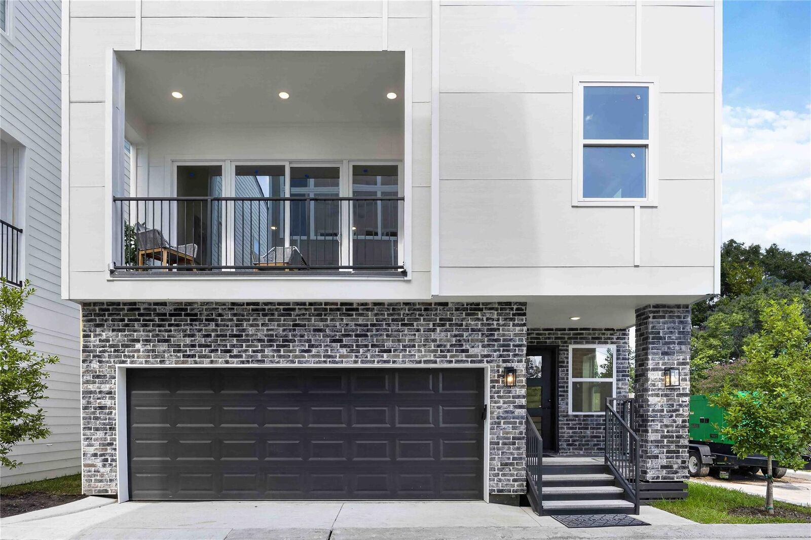 Property Photo: 318 Walthall E TX 77022