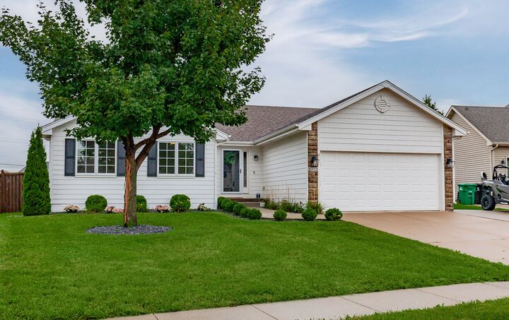 Property Photo: 2022 NW Lakeside Drive IA 50023