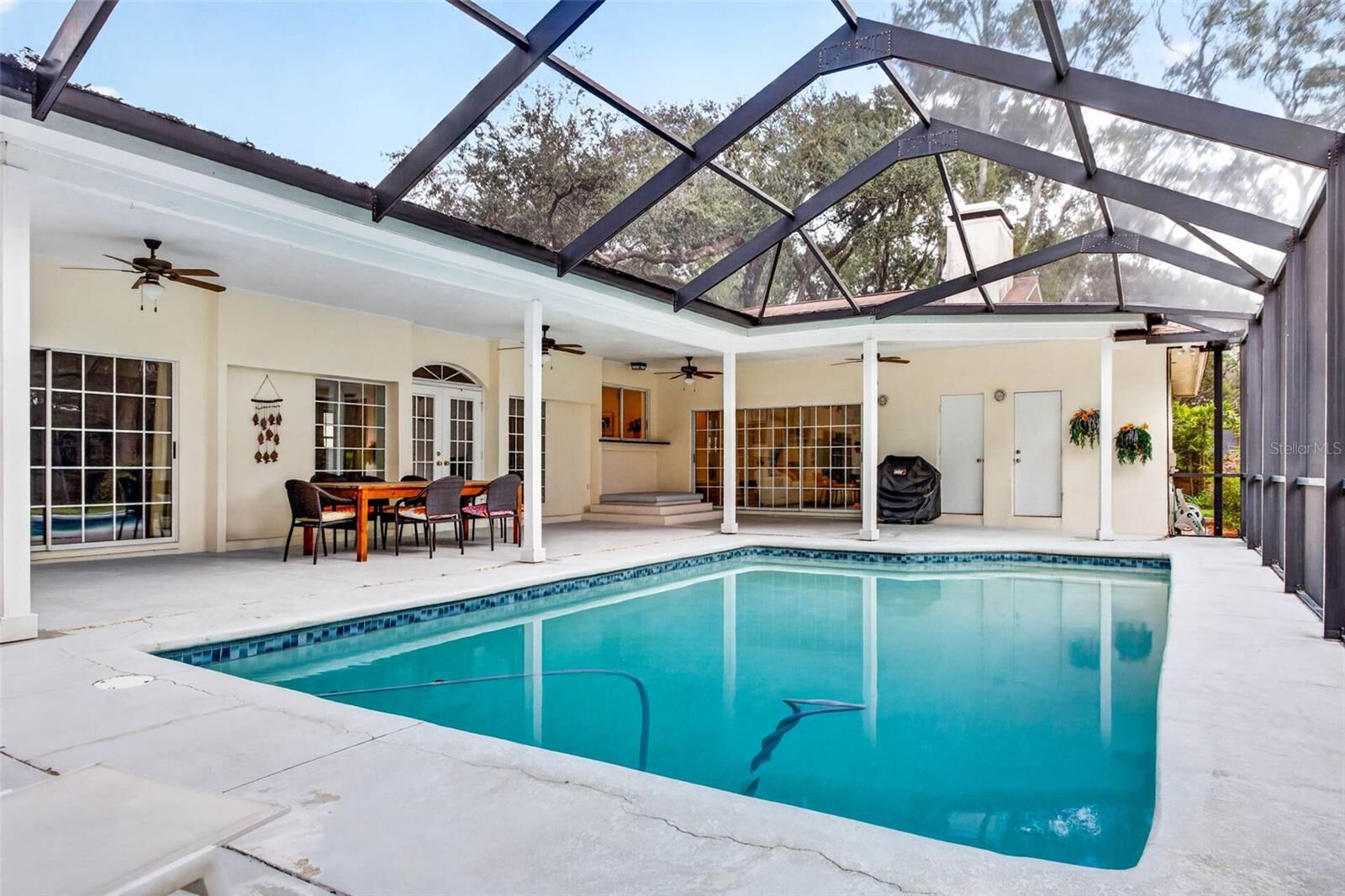 Property Photo: 513 Garrard Drive FL 33617