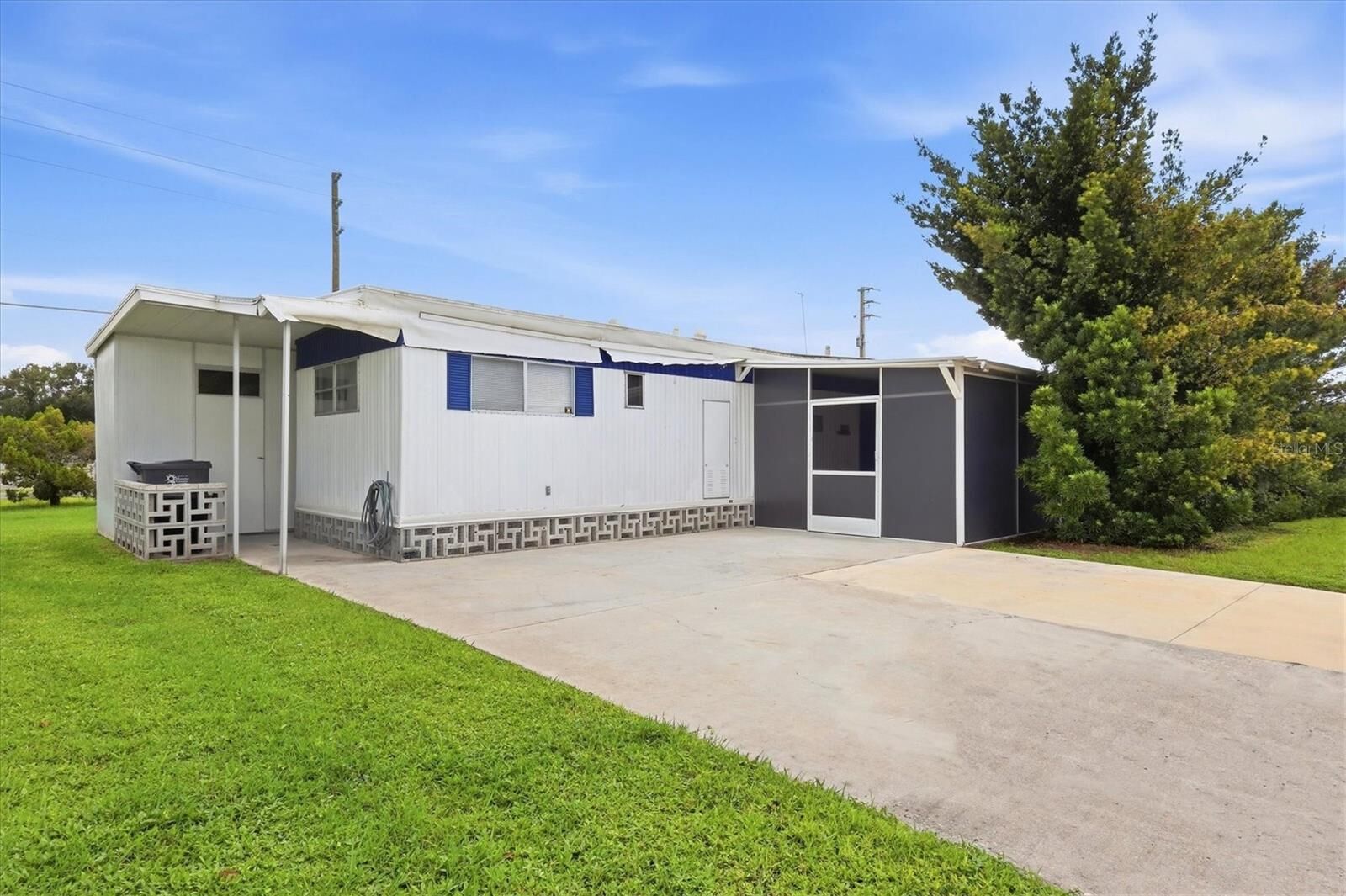 Property Photo: 4509 10th Street Court E FL 34222