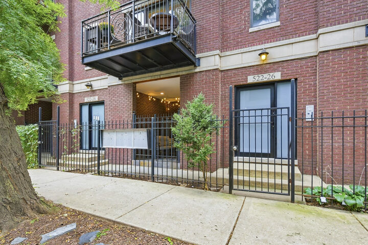 Property Photo:  524 N Hermitage Avenue 2  IL 60622 