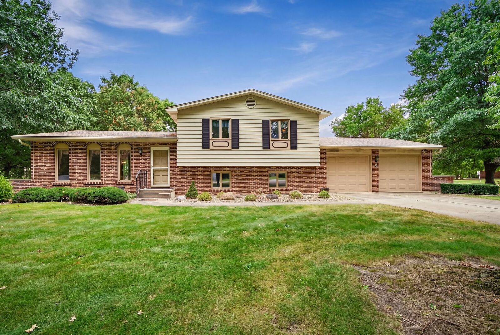 Property Photo: 8 Hawthorne Drive IL 60543