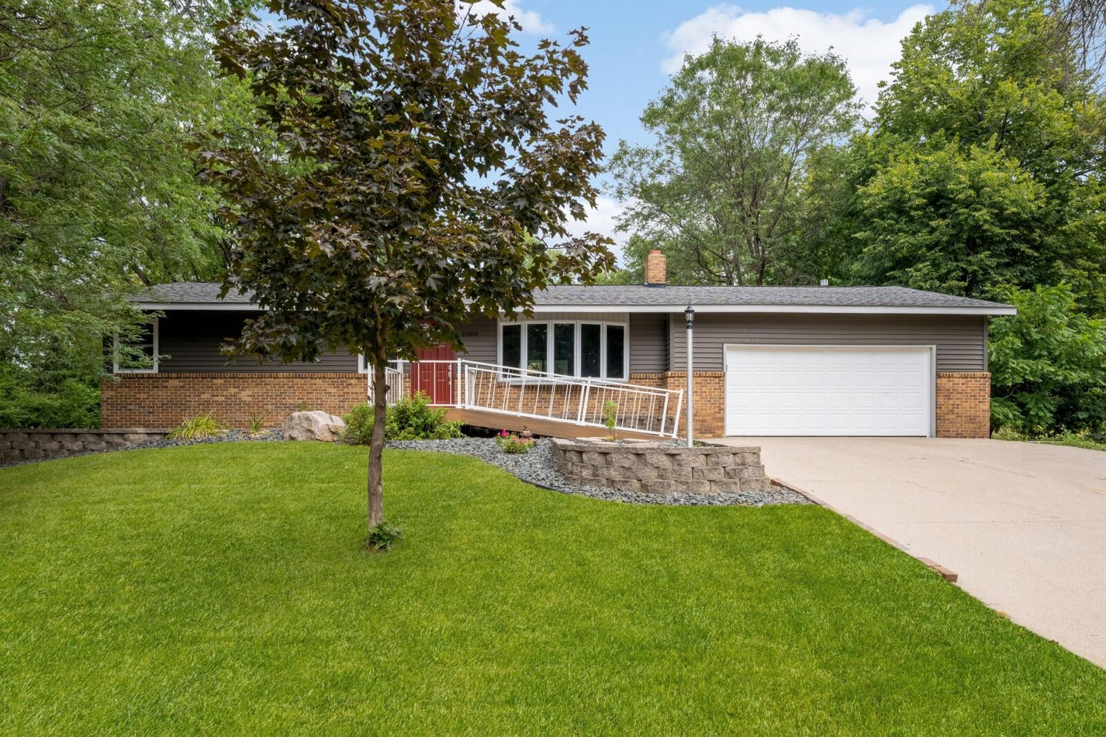 Property Photo:  11004 Oak Knoll Terrace N  MN 55305 