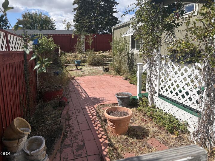 Property Photo:  1622 Madison Street Apt 3  OR 97603 