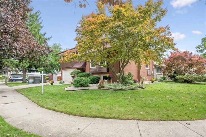 Property Photo:  21 Colebrook Court  ON N2E 1Y8 