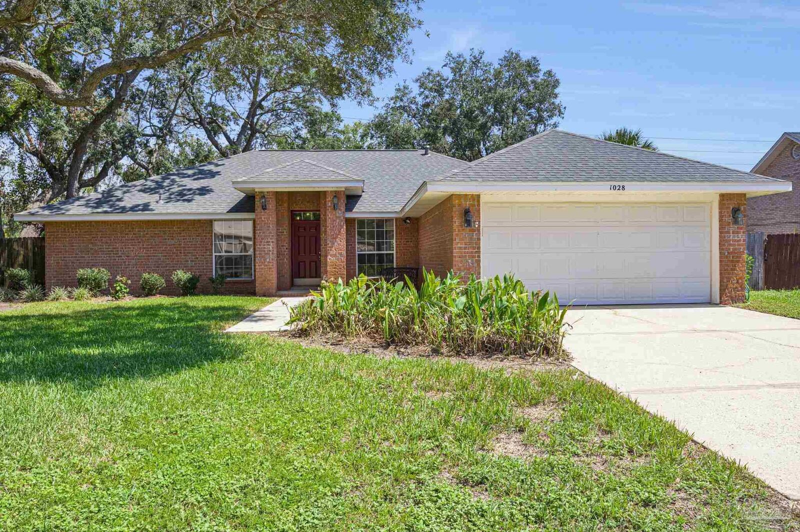 Property Photo: 1028 Great Oaks Dr FL 32563