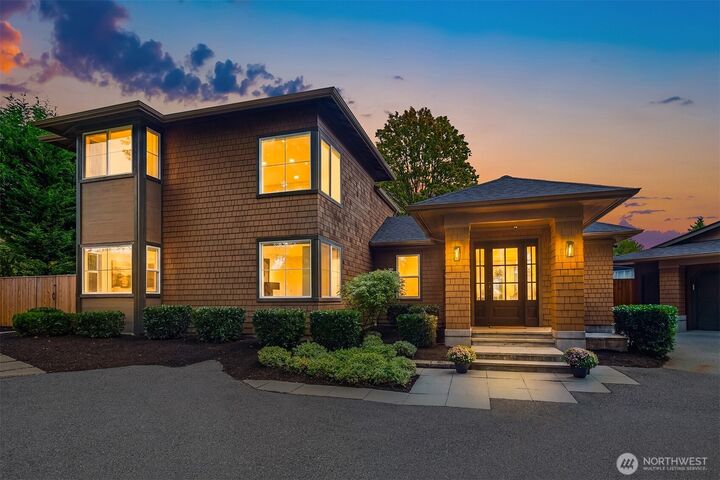 Property Photo:  701  20th Avenue W  WA 98033 