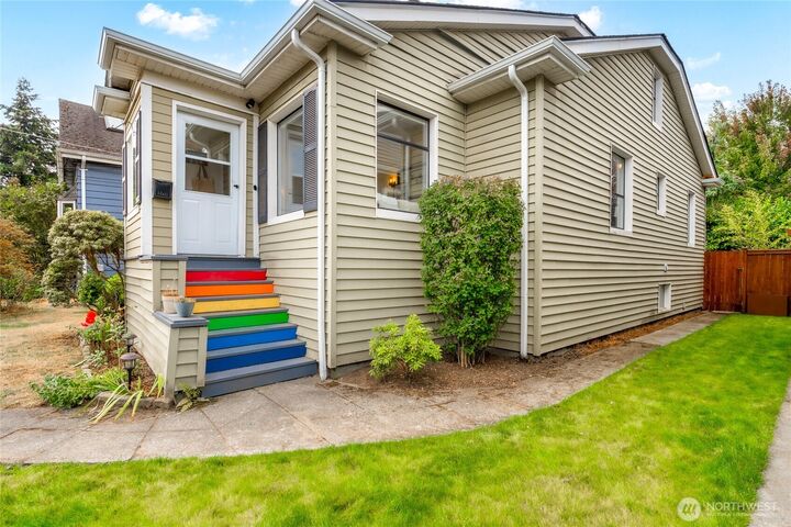 Property Photo: 1423 33rd Avenue WA 98122
