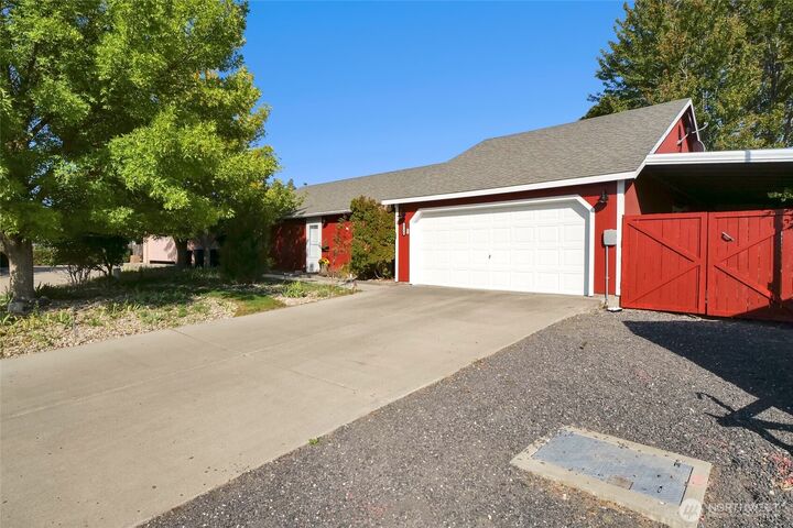 Property Photo:  1720  Pirate Lane E  WA 98837 