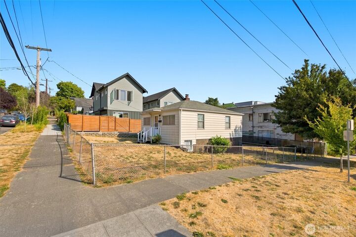 Property Photo: 1403 E Alder Street WA 98122