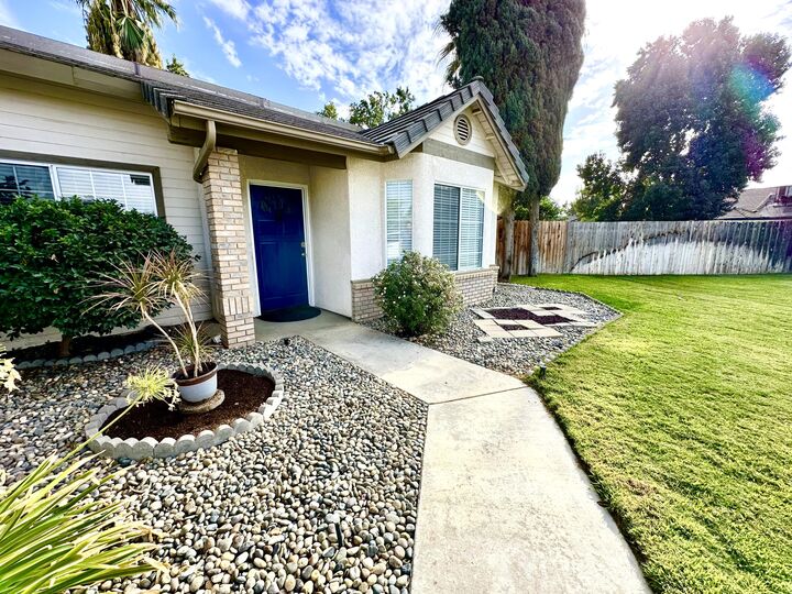 Property Photo: 785 Heath Court CA 93245