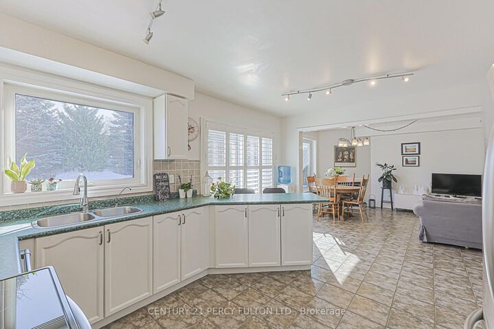 Property Photo:  84 Loraview Lane  ON L4G 6N5 
