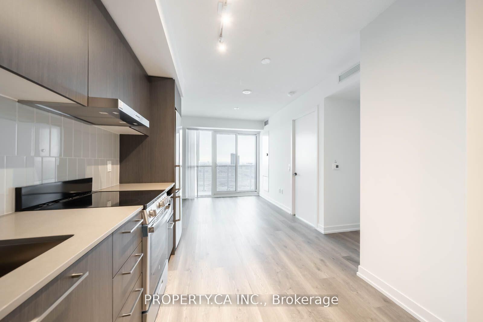 Property Photo:  195 Commerce Street 1908  ON L4K 0P9 
