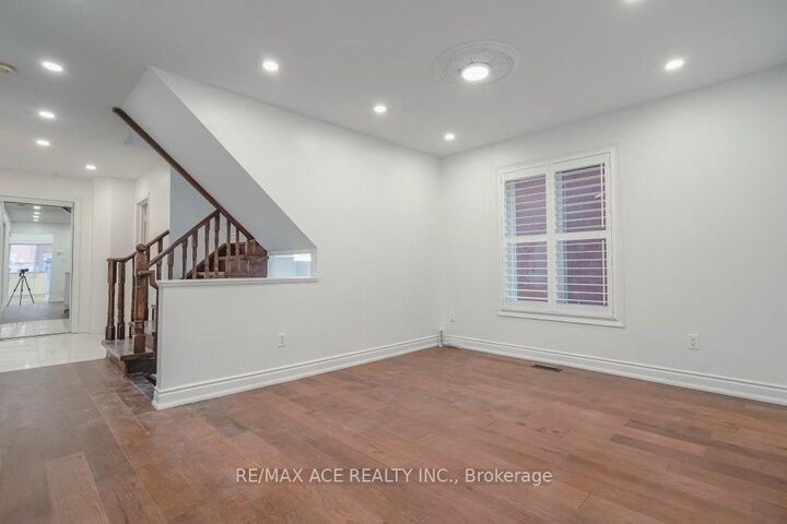 Property Photo:  168 Roxbury Street Main  ON L3S 3T4 
