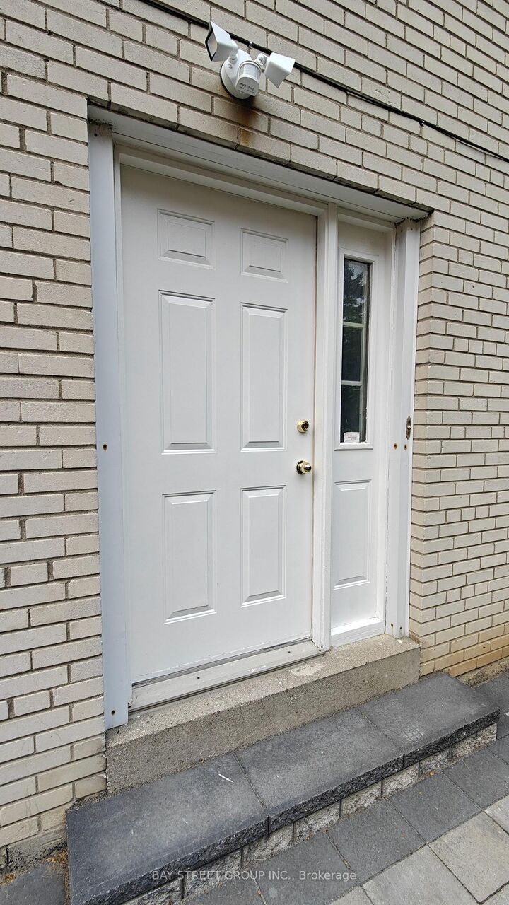 Property Photo:  9 Mosedale Crescent Lower  ON M2J 3A3 