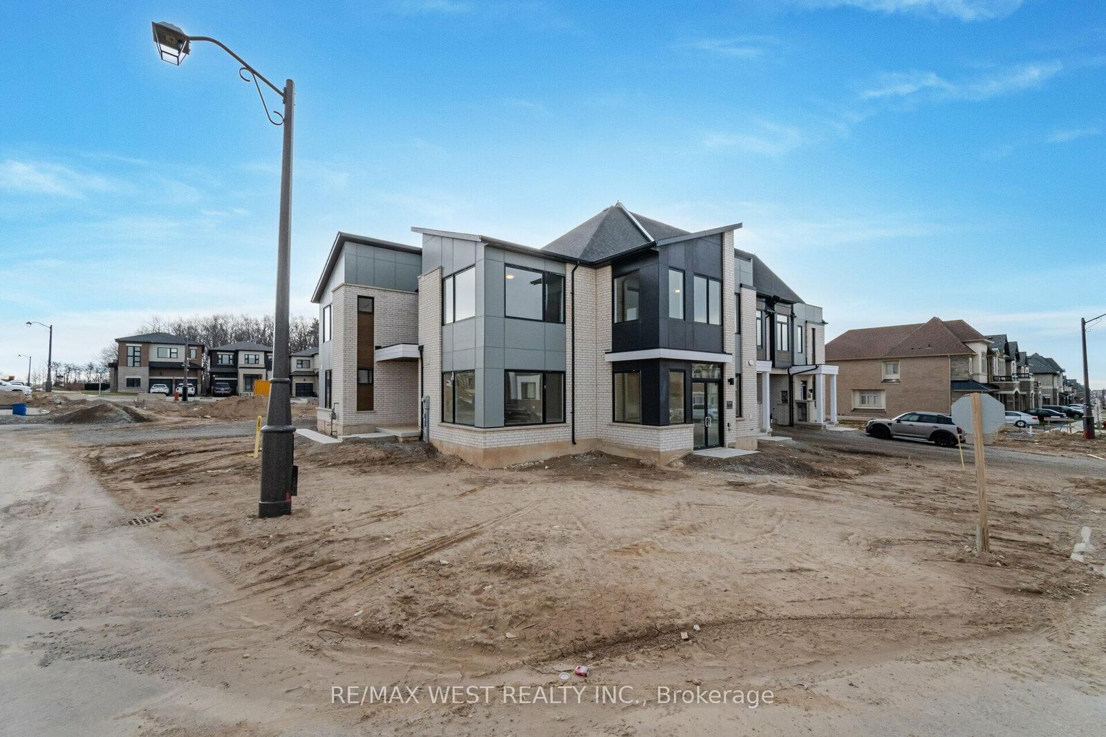 Property Photo:  120 Settlers Road E  ON L6H 7C8 
