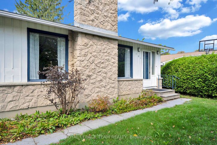 Property Photo:  101 Country Lane W  ON K2L 1J4 