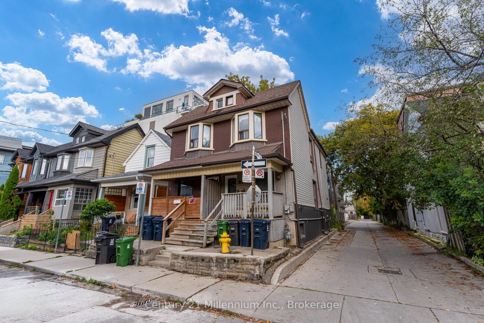 Photo de la propriété: 69 Laing Street ON M4L 2N4