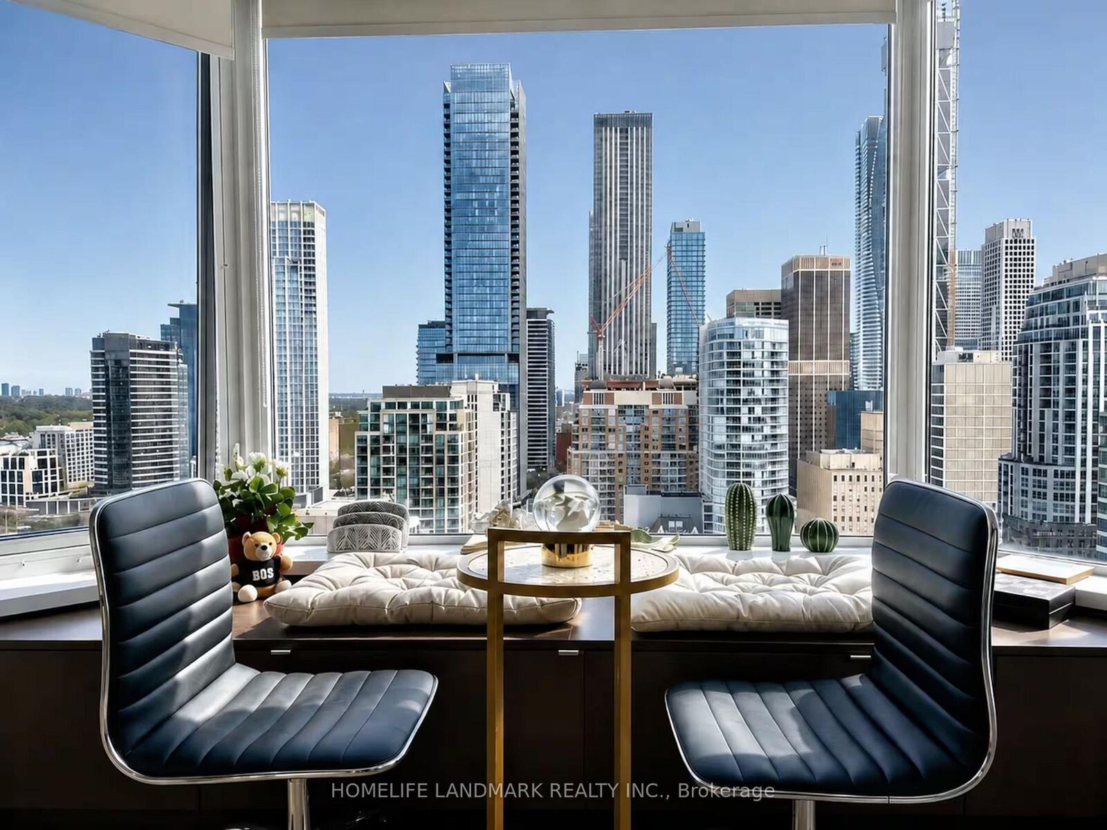 Property Photo: 155 Yorkville Avenue 2206 ON M5R 0B4