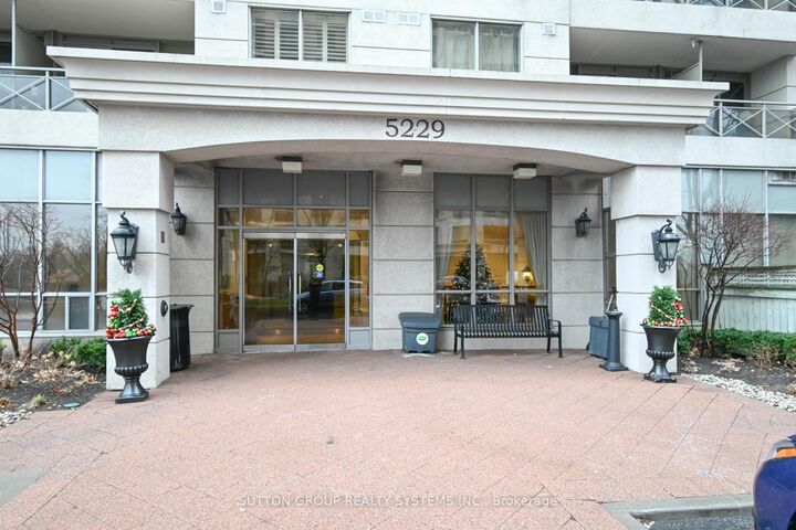 Property Photo:  5229 Dundas Street W 605  ON M9B 6L9 