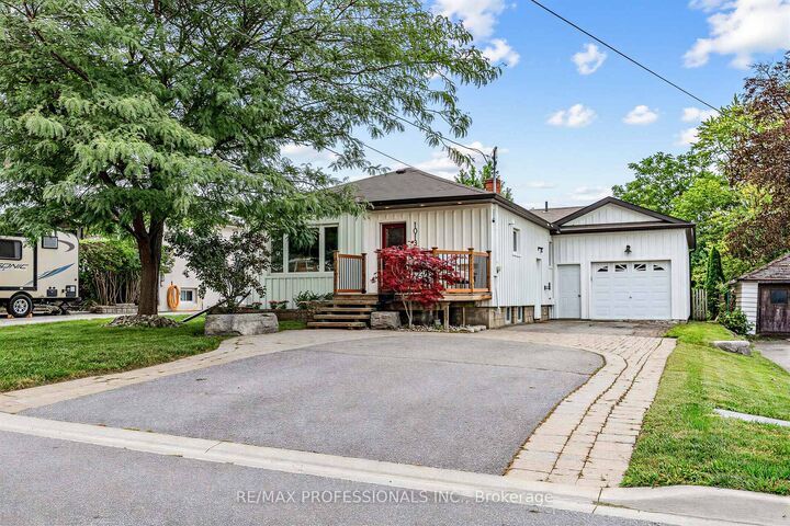 Property Photo:  1013 Centre Street S  ON L1N 4X5 